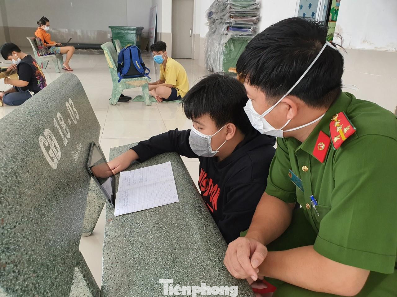 Theo đại úy Sĩ, sau khi được đồng ý, Tổ phụ trách mỗi người một tay dọn dẹp, bố trí ghế đá làm bàn học đồng thời triển khai để học sinh, sinh viên đăng ký từ đó bố trí lớp học phù hợp nhằm đảm bảo giãn cách… Trong ảnh: Đại úy Phạm Công Sỹ hỏi thăm học sinh khi đang học trực tuyến Theo đại úy Sĩ, sau khi được đồng ý, Tổ phụ trách mỗi người một tay dọn dẹp, bố trí ghế đá làm bàn học đồng thời triển khai để học sinh, sinh viên đăng ký từ đó bố trí lớp học phù hợp nhằm đảm bảo giãn cách… Trong ảnh: Đại úy Phạm Công Sỹ hỏi thăm học sinh khi đang học trực tuyến