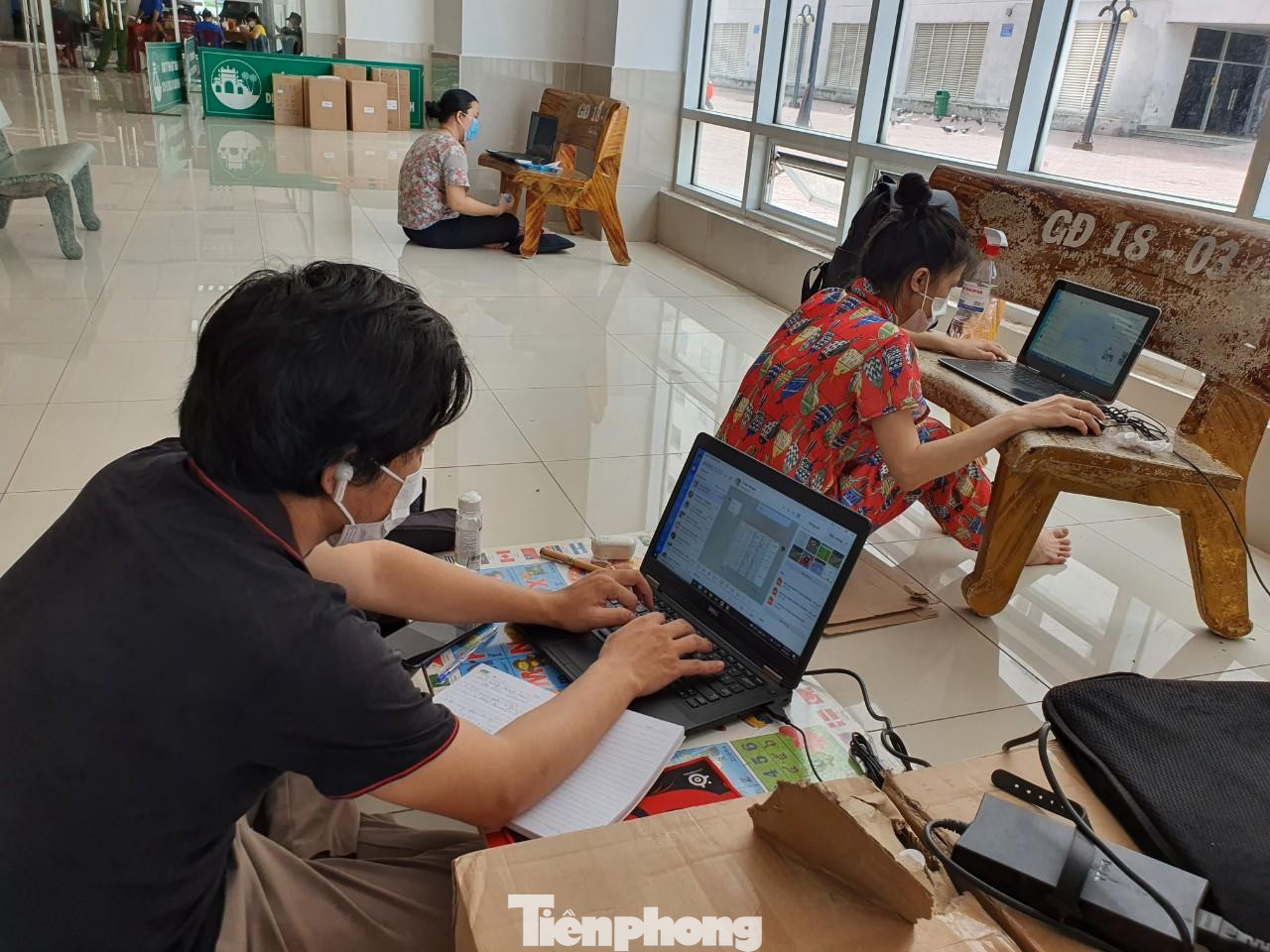 Đến nay, lớp học dã chiến này đã có hơn 50 người, trong đó có nhiều sinh viên và người làm việc online nhưng không có điều kiện kết nối internet cũng đến đăng ký. Đến nay, lớp học dã chiến này đã có hơn 50 người, trong đó có nhiều sinh viên và người làm việc online nhưng không có điều kiện kết nối internet cũng đến đăng ký.