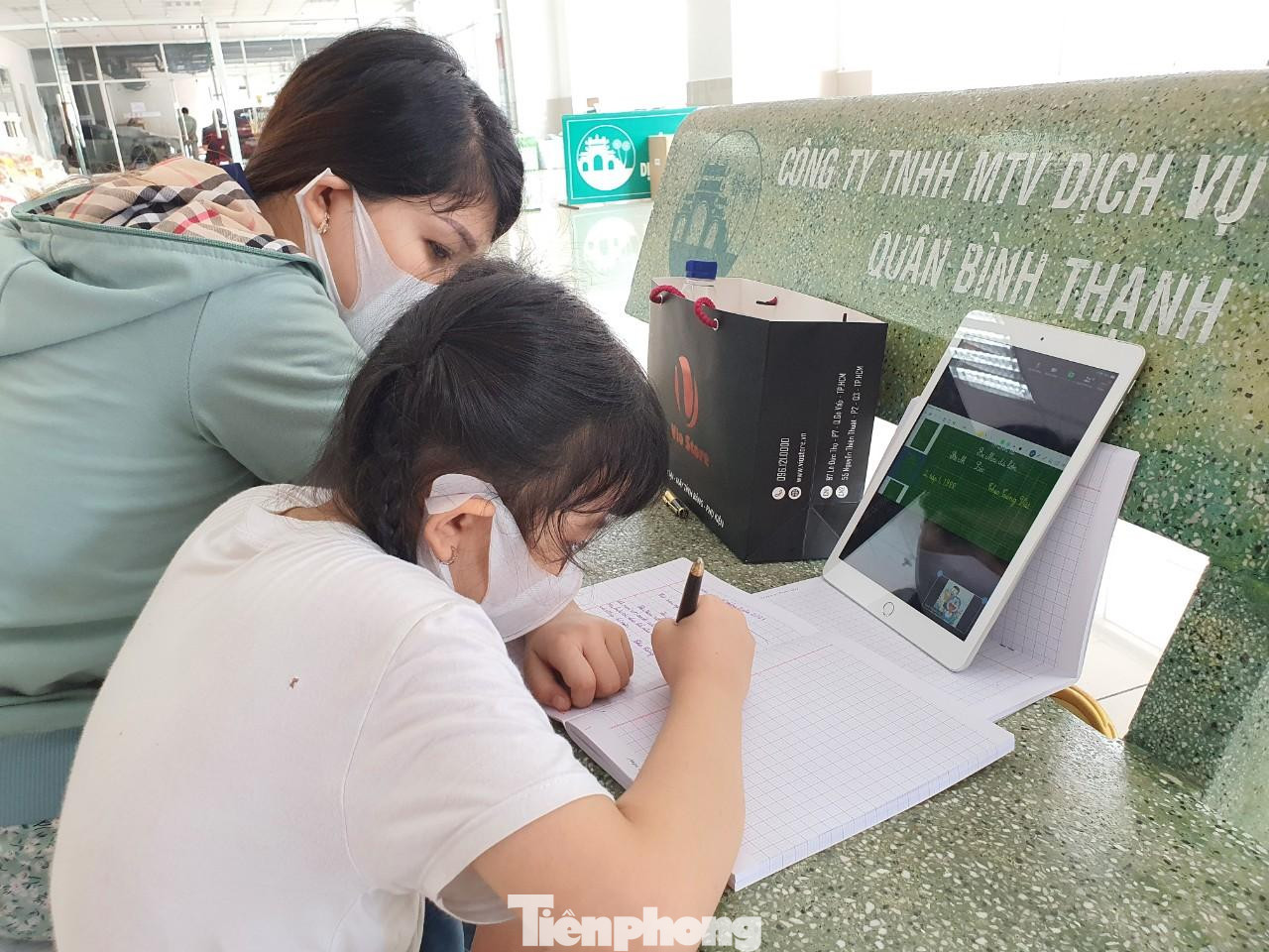 Trước đó, do tình hình dịch COVID-19, quận Bình Thạnh tổ chức vận động đưa người dân đang sinh sống tại các khu nhà trọ, nhà lụp xụp, ở hẻm sâu, nhà ven kênh rạch vào sống tạm ở Nhà nghỉ Công đoàn Thanh Đa, phường 27 và khu chung cư 1050 để tránh nguy cơ dịch bệnh lây lan. Trong ảnh: Nữ học sinh lớp 2 đang ngồi học bài và có mẹ ở bên Trước đó, do tình hình dịch COVID-19, quận Bình Thạnh tổ chức vận động đưa người dân đang sinh sống tại các khu nhà trọ, nhà lụp xụp, ở hẻm sâu, nhà ven kênh rạch vào sống tạm ở Nhà nghỉ Công đoàn Thanh Đa, phường 27 và khu chung cư 1050 để tránh nguy cơ dịch bệnh lây lan. Trong ảnh: Nữ học sinh lớp 2 đang ngồi học bài và có mẹ ở bên