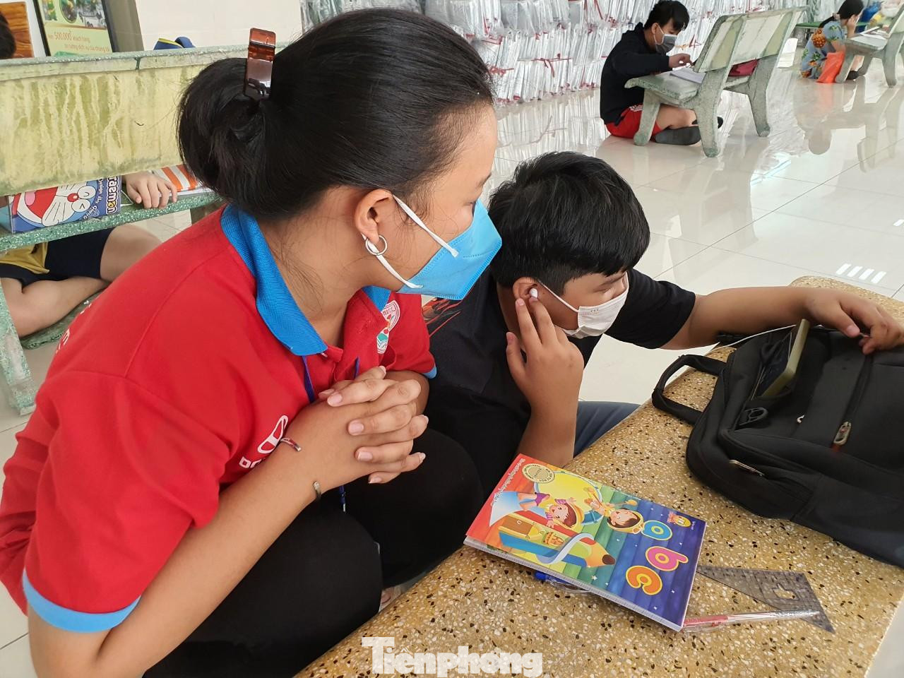 Chị Bạch Thị Trúc - tình nguyện viên thuộc quận Đoàn Bình Thạnh, người được phân công hỗ trợ Tổ phụ trách Chung cư 1050 cho biết, khi triển khai lớp học ai cũng vui vì hỗ trợ được các em học sinh không bị ngắt quãng việc học do phải đi tránh dịch. “Hàng ngày, trước mỗi sáng các tình nguyện viên chúng em đề lau chùi ghế đá, sàn nhà sạch sẽ. Kết thúc mỗi buổi học, chúng em lại khử khuẩn để đảm bảo an toàn phòng dịch…”. Trúc cho biết thêm, mỗi lúc rảnh, các chú công an, bộ đội, các bạn tình nguyện viên còn tận tình hướng dẫn, chỉ bài cho các em học sinh… Chị Bạch Thị Trúc - tình nguyện viên thuộc quận Đoàn Bình Thạnh, người được phân công hỗ trợ Tổ phụ trách Chung cư 1050 cho biết, khi triển khai lớp học ai cũng vui vì hỗ trợ được các em học sinh không bị ngắt quãng việc học do phải đi tránh dịch. “Hàng ngày, trước mỗi sáng các tình nguyện viên chúng em đề lau chùi ghế đá, sàn nhà sạch sẽ. Kết thúc mỗi buổi học, chúng em lại khử khuẩn để đảm bảo an toàn phòng dịch…”. Trúc cho biết thêm, mỗi lúc rảnh, các chú công an, bộ đội, các bạn tình nguyện viên còn tận tình hướng dẫn, chỉ bài cho các em học sinh…