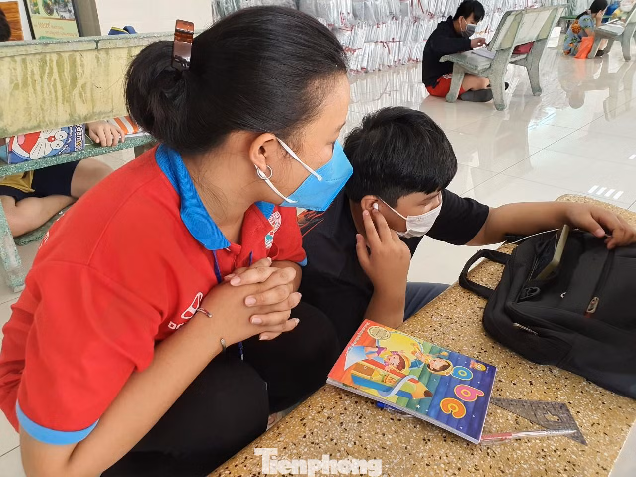 Trúc hỏi thăm các em nhỏ khi tham gia học trực tuyến Trúc hỏi thăm các em nhỏ khi tham gia học trực tuyến