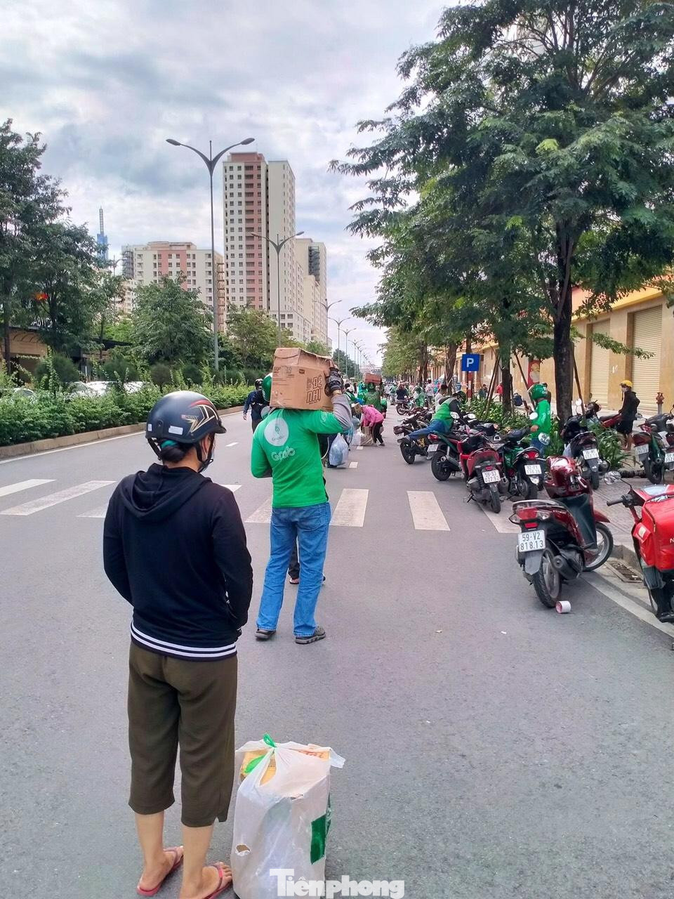 Người thân xếp hàng chờ gửi hàng vào cho chị Việt