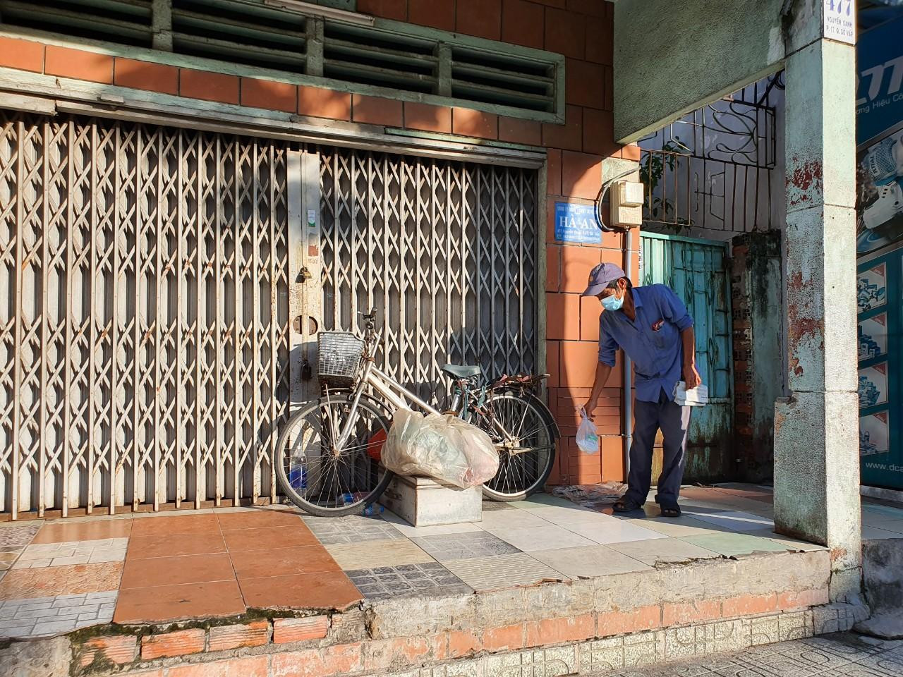 Theo ghi nhận của PV, trong những ngày gần đây, khi TPHCM thực hiện nghiêm giãn cách xã hội, siết chặt giấy đi đường nhằm hạn chế tối đa người dân ra đường thì một số nơi vẫn xuất hiện người vô gia cư, lang thang trên nhiều tuyến phố. Trong ảnh: Một người vô gia cư sống tạm bợ trên đường Nguyễn Oanh, quận Gò Vấp