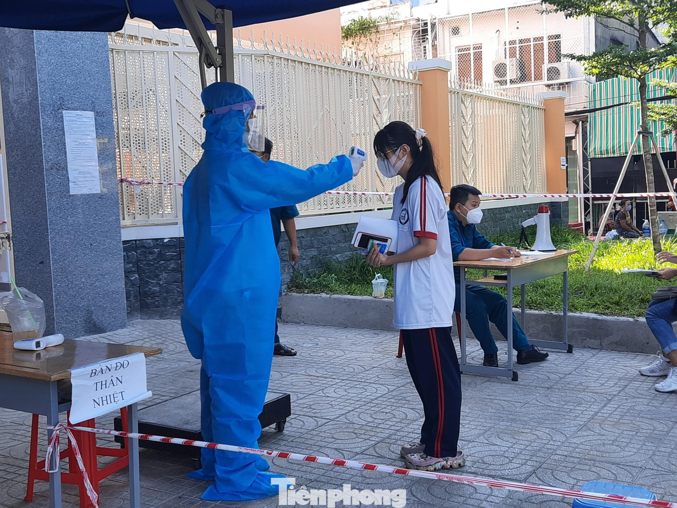 Thí sinh được đo thân nhiệt trước khi vào điểm thi