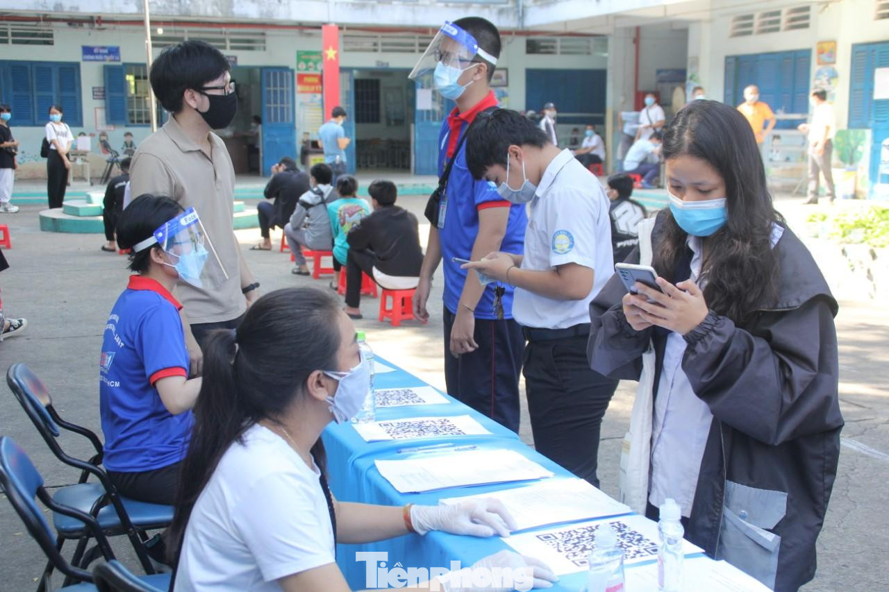 Thí sinh quyét mã QR khia báo y tế tại điểm thi