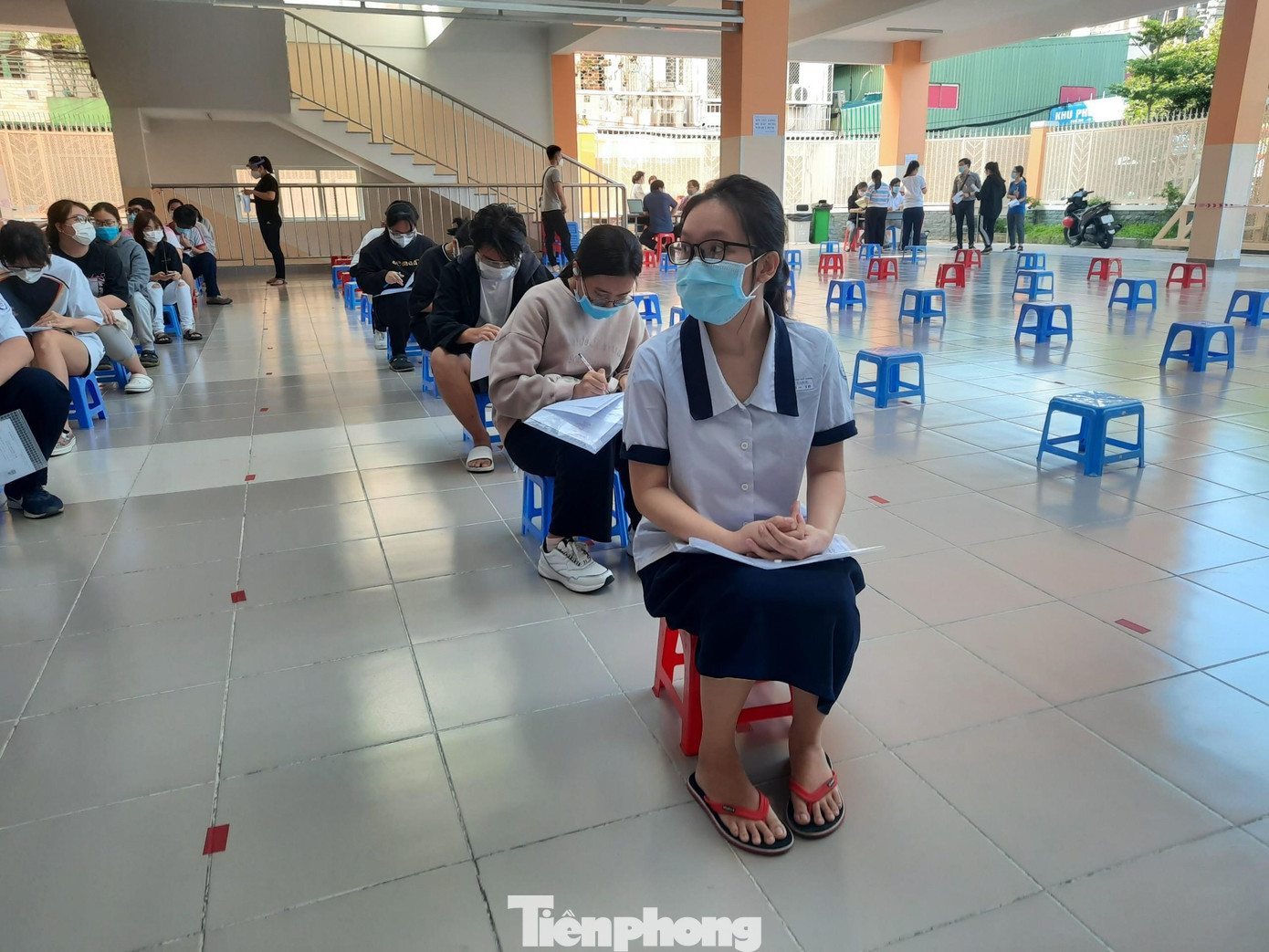 Các thí sinh được bố trí ngồi giãn cách trong khu vực chờ