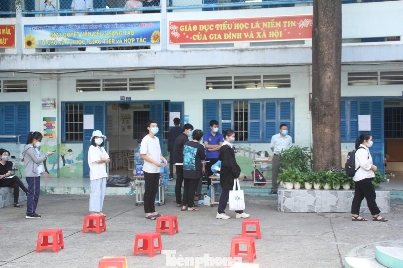 Để đảm bảo giãn cách, thí sinh được chia ca để lấy mẫu