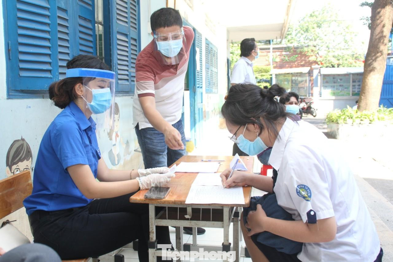 Thí sinh ký hoàn thành sau xét nghiệm trước khi về nhà