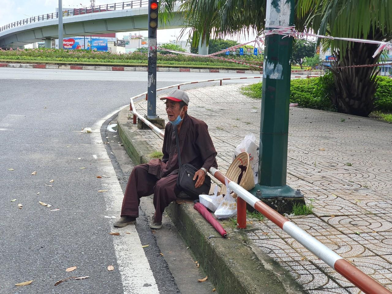 Đa phần những người này thường lẩn tránh hoặc bỏ chạy mỗi khi gặp công an hay lực lượng đi kiểm tra phòng chống dịch bệnh... Trong ảnh: Người vô gia cư ở vòng xoay Phạm Văn Đồng