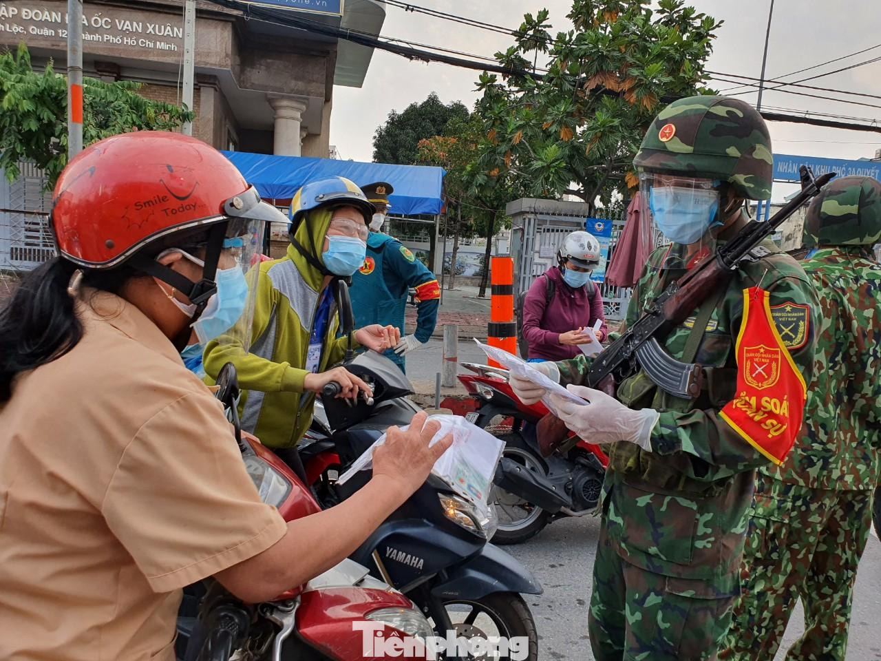 Lực lượng quân đội hỗ trợ kiểm soát giấy đi đường tại chốt cầu An Lộc, quận 12