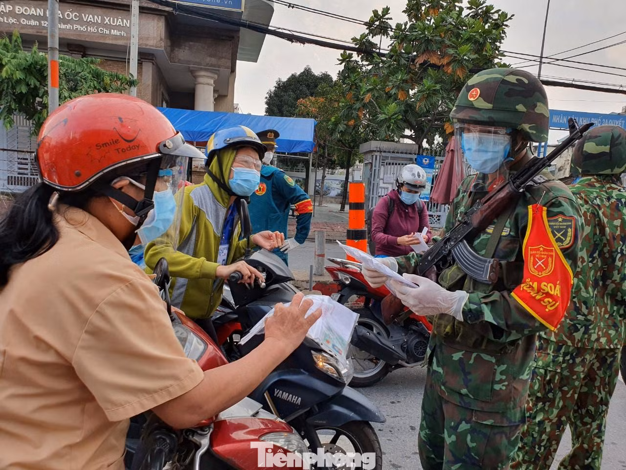 Lực lượng quân đội hỗ trợ kiểm soát giấy đi đường tại chốt cầu An Lộc, quận 12