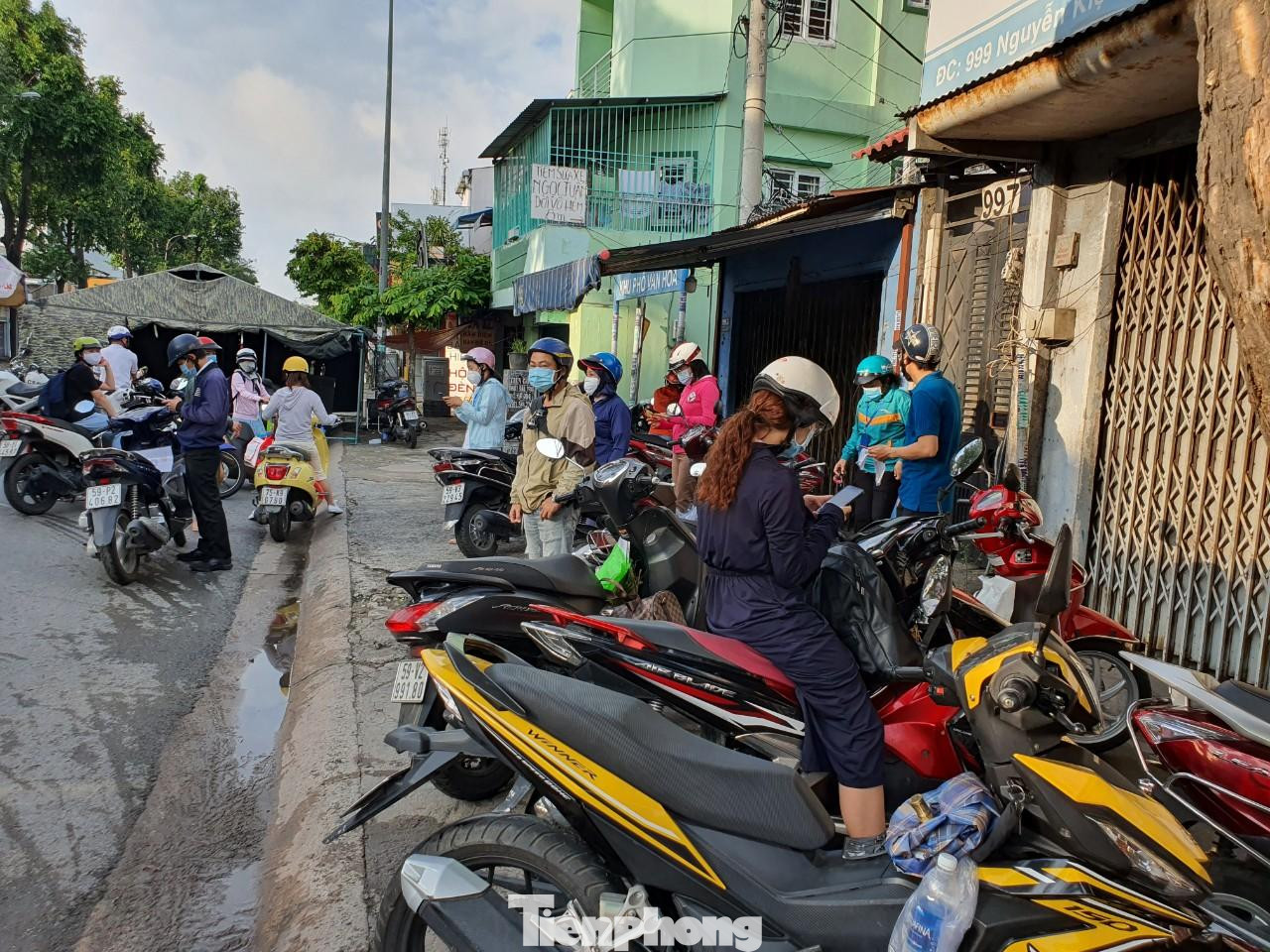 Cảnh người dân không có giấy đi đường hợp lệ bị yêu cầu quay đầu tấp vào lề chờ năn nỉ hoặc gọi điện &quot;cầu cứu&quot;