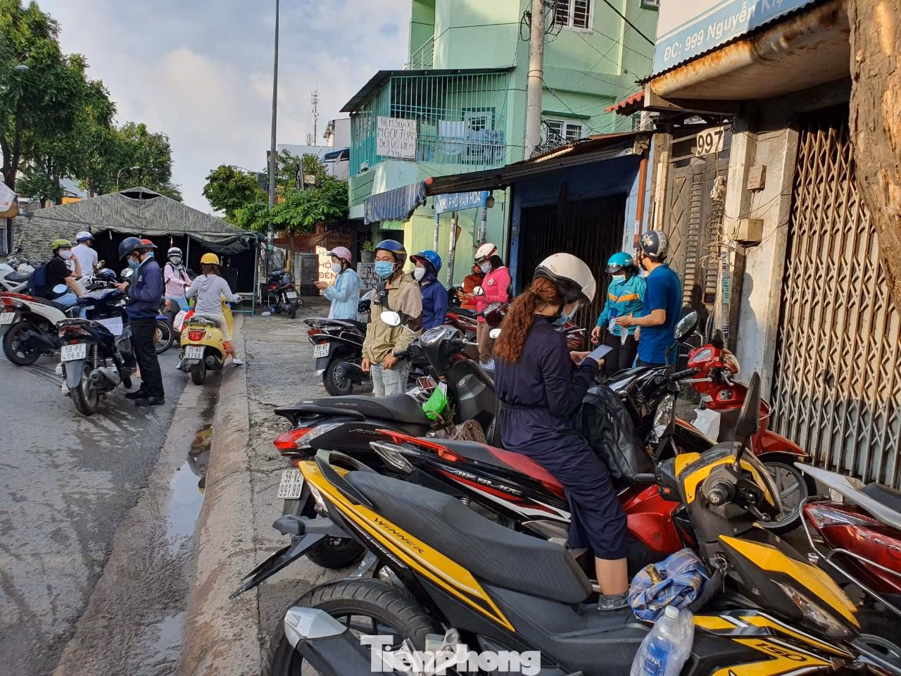 Cảnh người dân không có giấy đi đường hợp lệ bị yêu cầu quay đầu tấp vào lề chờ năn nỉ hoặc gọi điện "cầu cứu"