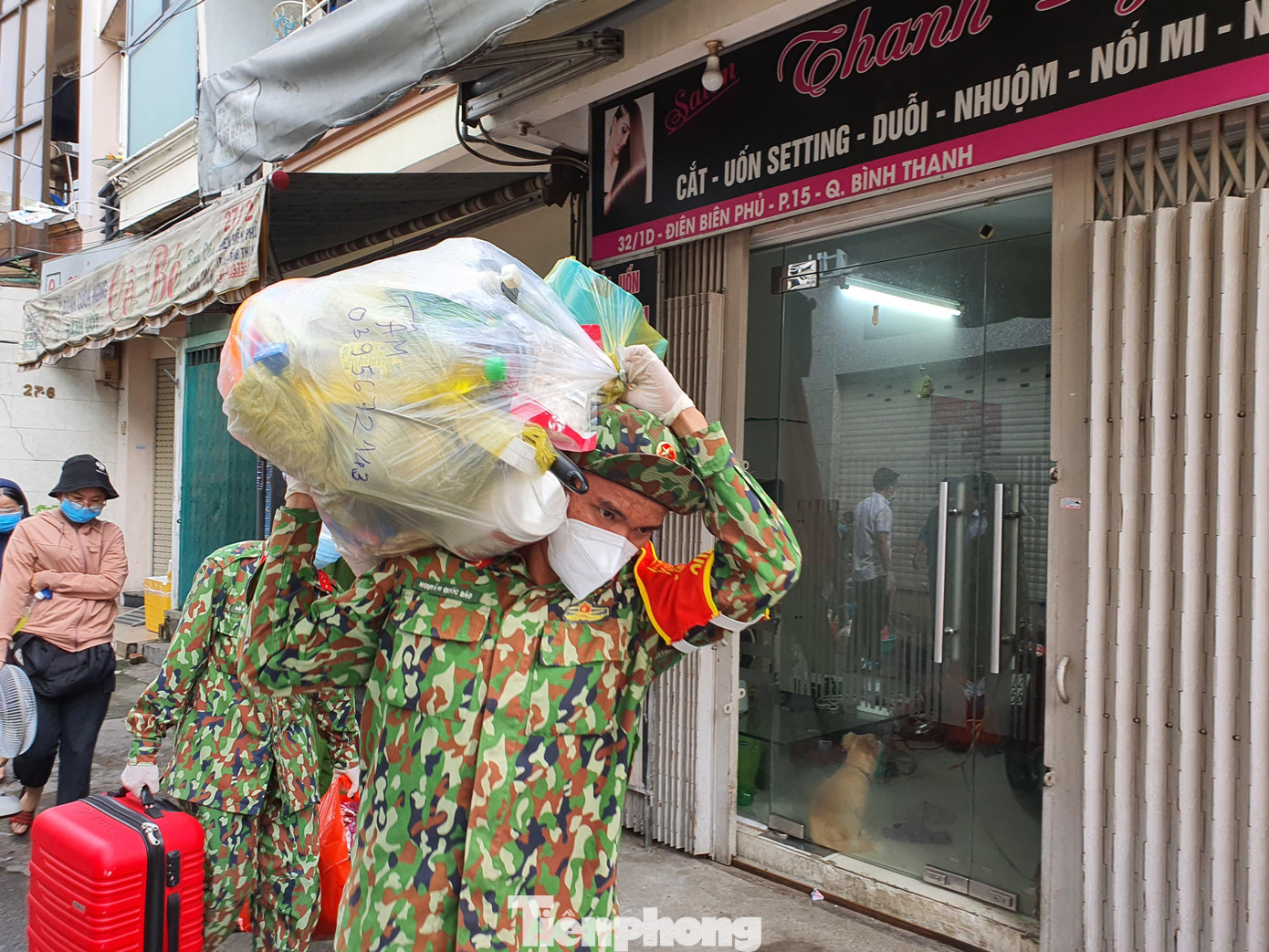 Các chiến sĩ bộ đội hỗ trợ mang hành lý giúp dân Các chiến sĩ bộ đội hỗ trợ mang hành lý giúp dân