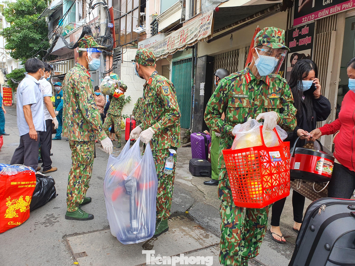 Theo đó, 2.000 người là những sinh viên, người già, có bệnh nền và công nhân sống tại các khu nhà trọ, nhà lụp xụp, nhà trên và ven kênh rạch, nhà trong hẻm sâu có nhiều ca F0 tại 16/20 phường của quận sẽ được di dời về nơi ở mới trong 22 ngày. Theo đó, 2.000 người là những sinh viên, người già, có bệnh nền và công nhân sống tại các khu nhà trọ, nhà lụp xụp, nhà trên và ven kênh rạch, nhà trong hẻm sâu có nhiều ca F0 tại 16/20 phường của quận sẽ được di dời về nơi ở mới trong 22 ngày.