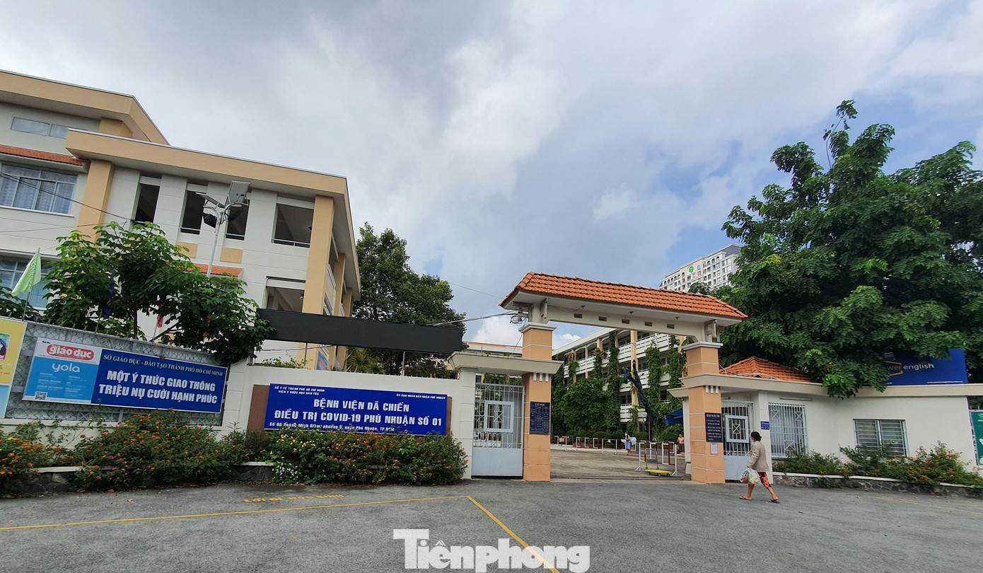 Trường THPT Phú Nhuận hiện vẫn được trưng dụng làm bệnh viện dã chiến (ảnh chụp ngày 1/9) Trường THPT Phú Nhuận hiện vẫn được trưng dụng làm bệnh viện dã chiến (ảnh chụp ngày 1/9)