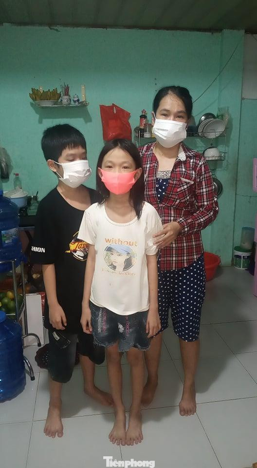 Ba mẹ con chị Trang ăn mì tôm với cơm sông qua ngày trong căn phòng trọ