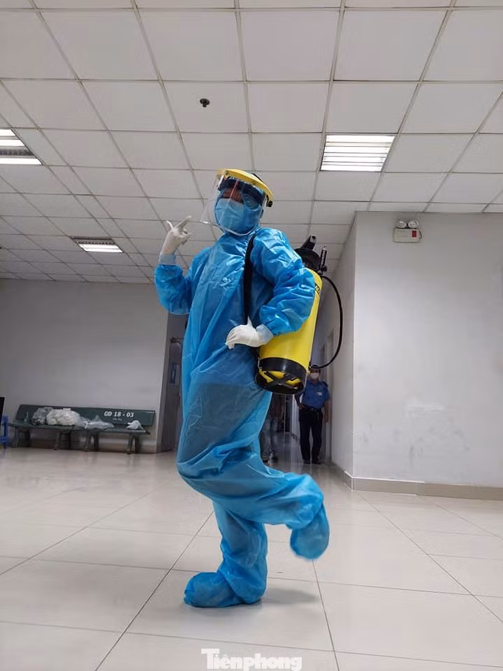 Nhận nhiệm vụ phun thuốc khử khuẩn Nhận nhiệm vụ phun thuốc khử khuẩn