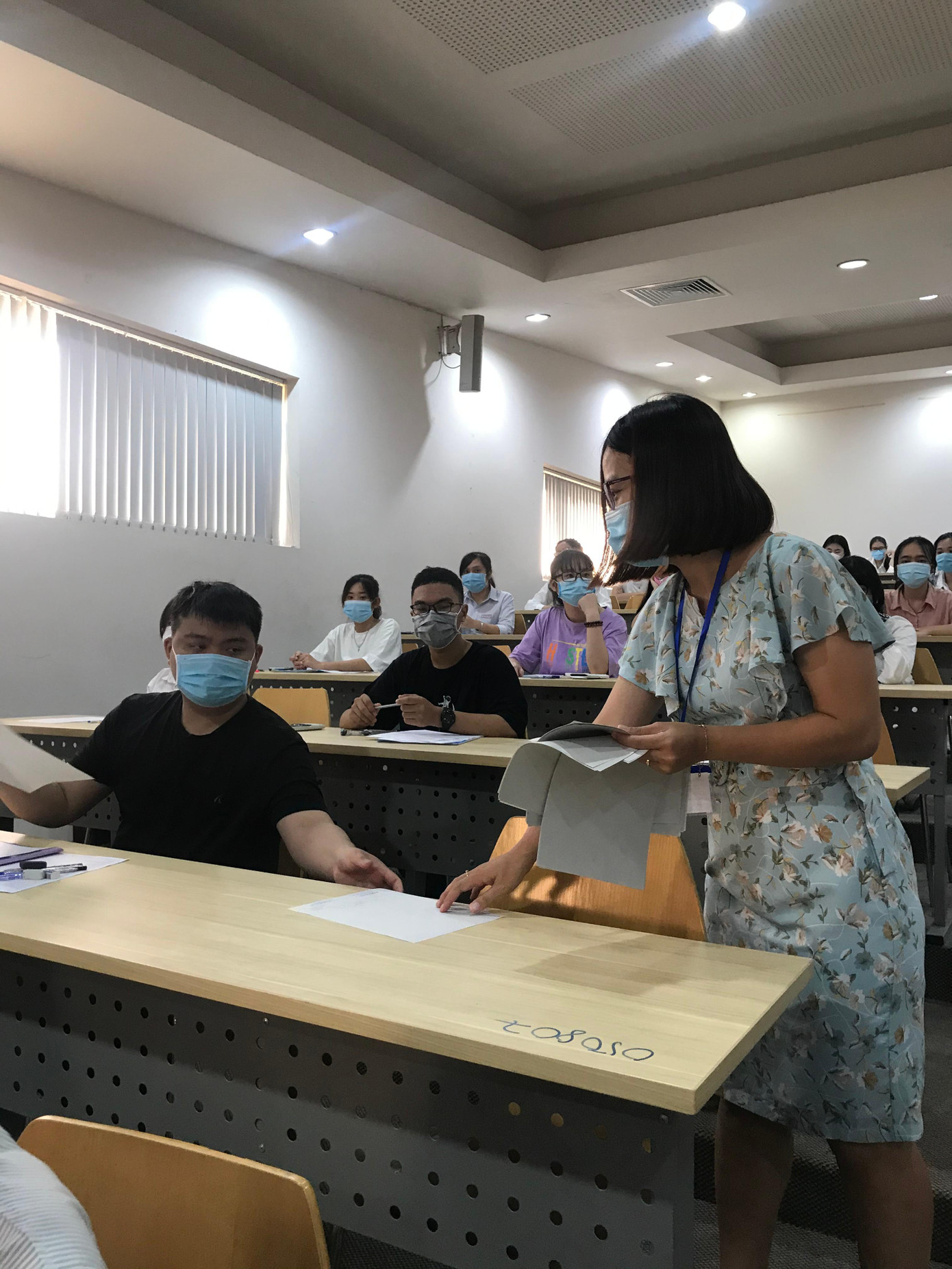 Thí sinh vào phòng thi Thí sinh vào phòng thi