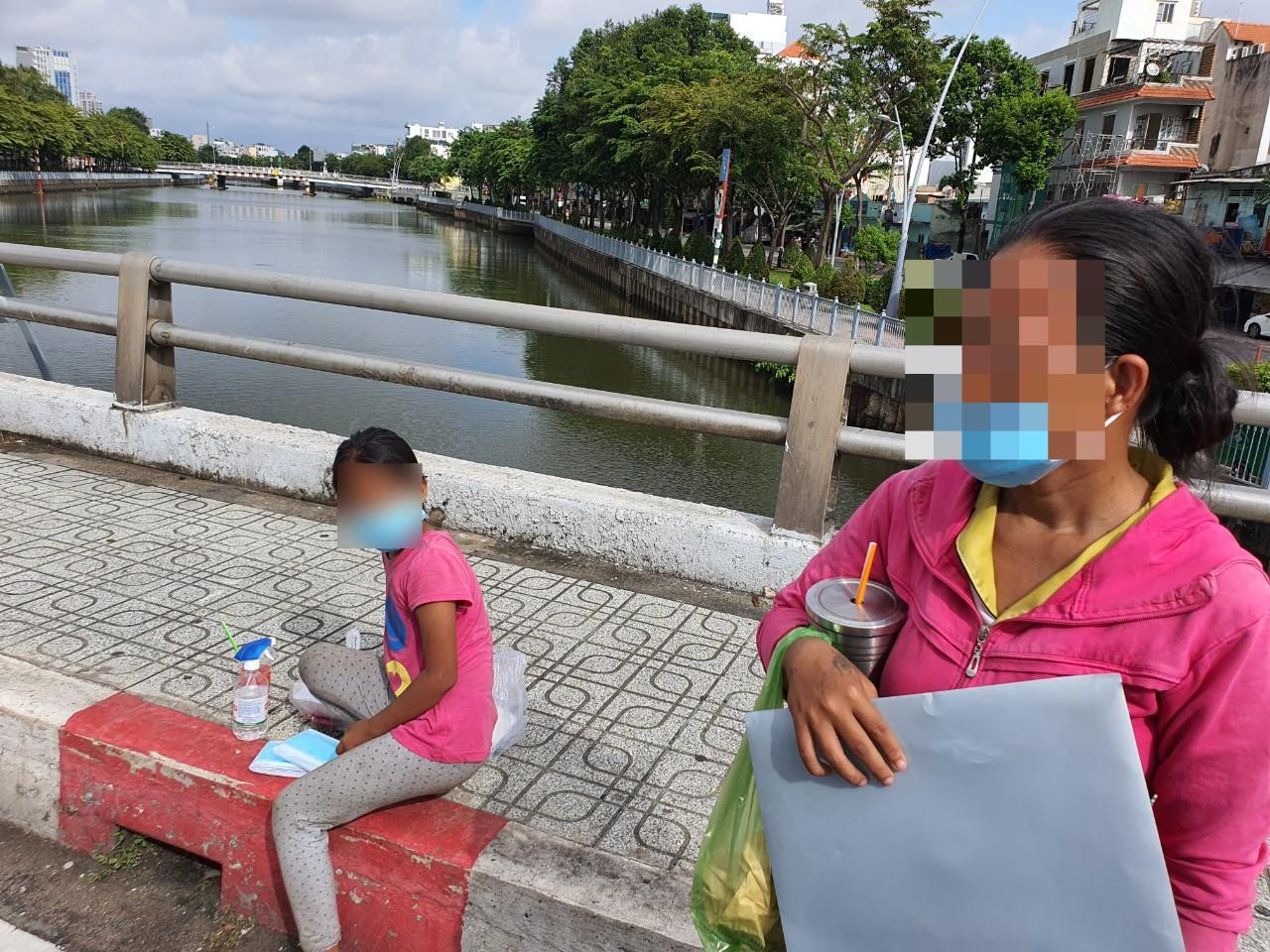 Chị Lê Thị Kim Dung và con gái sống lang thang trên cầu Điện Biên Phủ, quận 1... Chị Dung cho biết, trước đây chị ở trọ ở gần đây nhưng khi xóm trọ thành ổ dịch thì chị trả trọ ôm con ra đường sống.