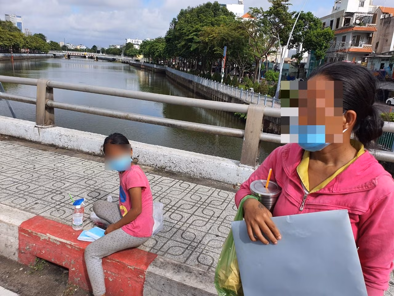 Chị Lê Thị Kim Dung và con gái sống lang thang trên cầu Điện Biên Phủ, quận 1... Chị Dung cho biết, trước đây chị ở trọ ở gần đây nhưng khi xóm trọ thành ổ dịch thì chị trả trọ ôm con ra đường sống.