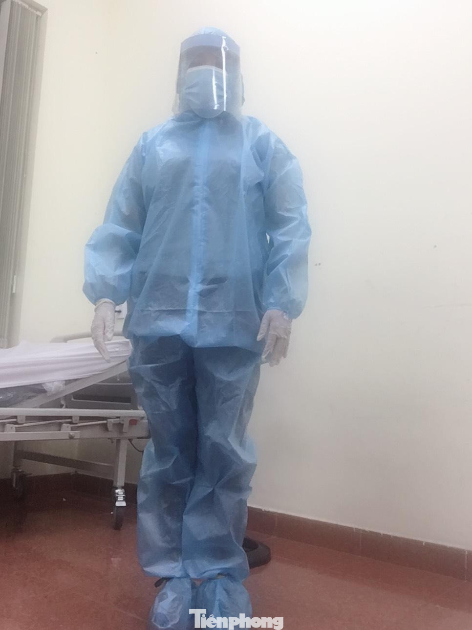 Chị Việt trong bộ đồ bảo hộ ở bệnh viện được đưa đi cách ly tập trung