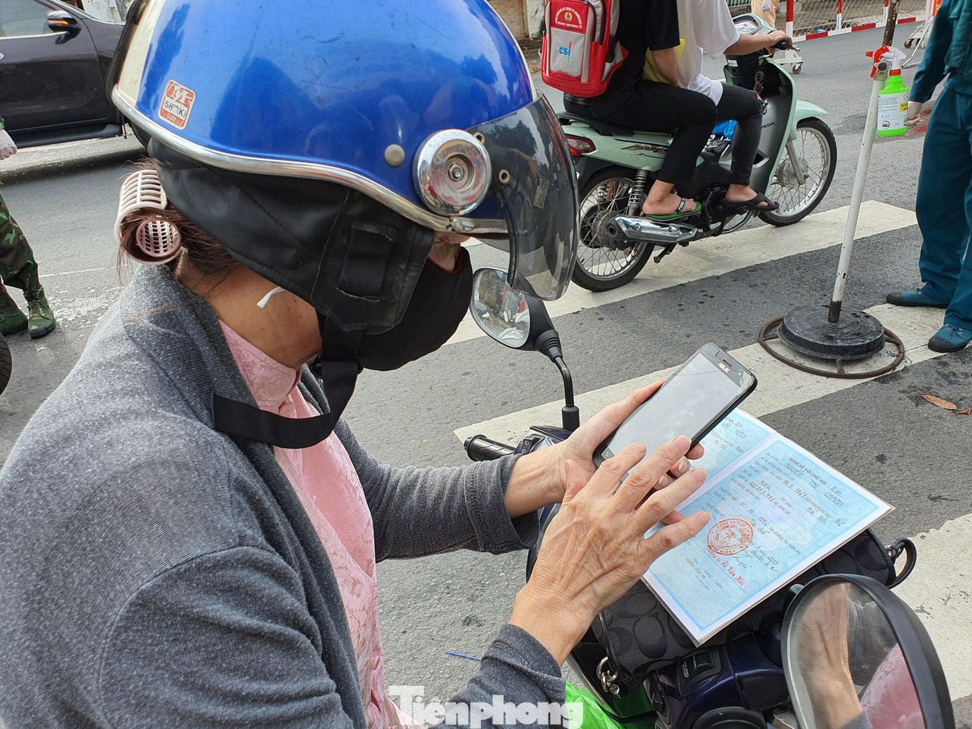 Người dân đang gọi điện thoại cho người thân để lực lượng chức năng đối chiếu