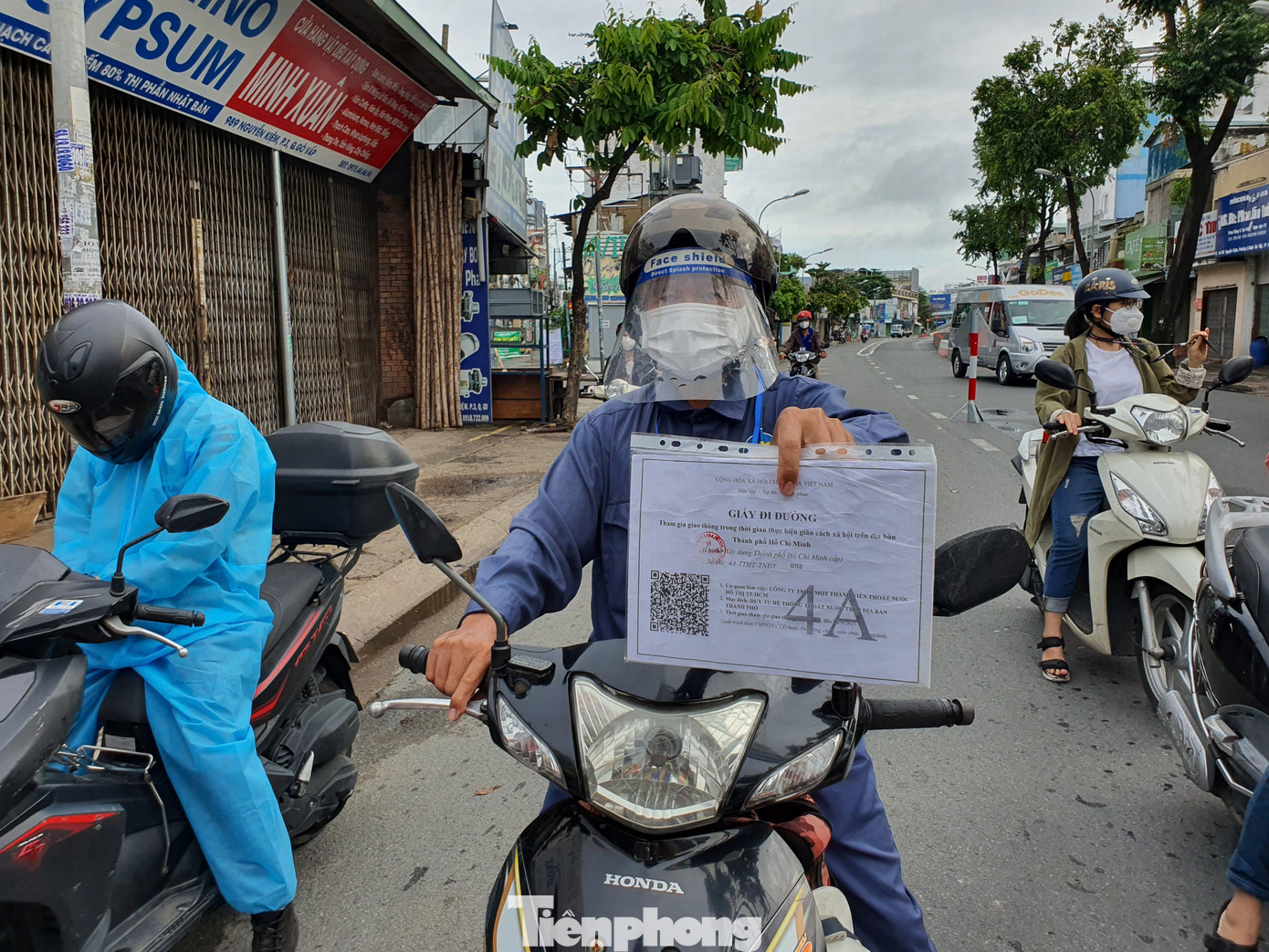 Giấy đi đường được người dân bảo quản rất kỹ