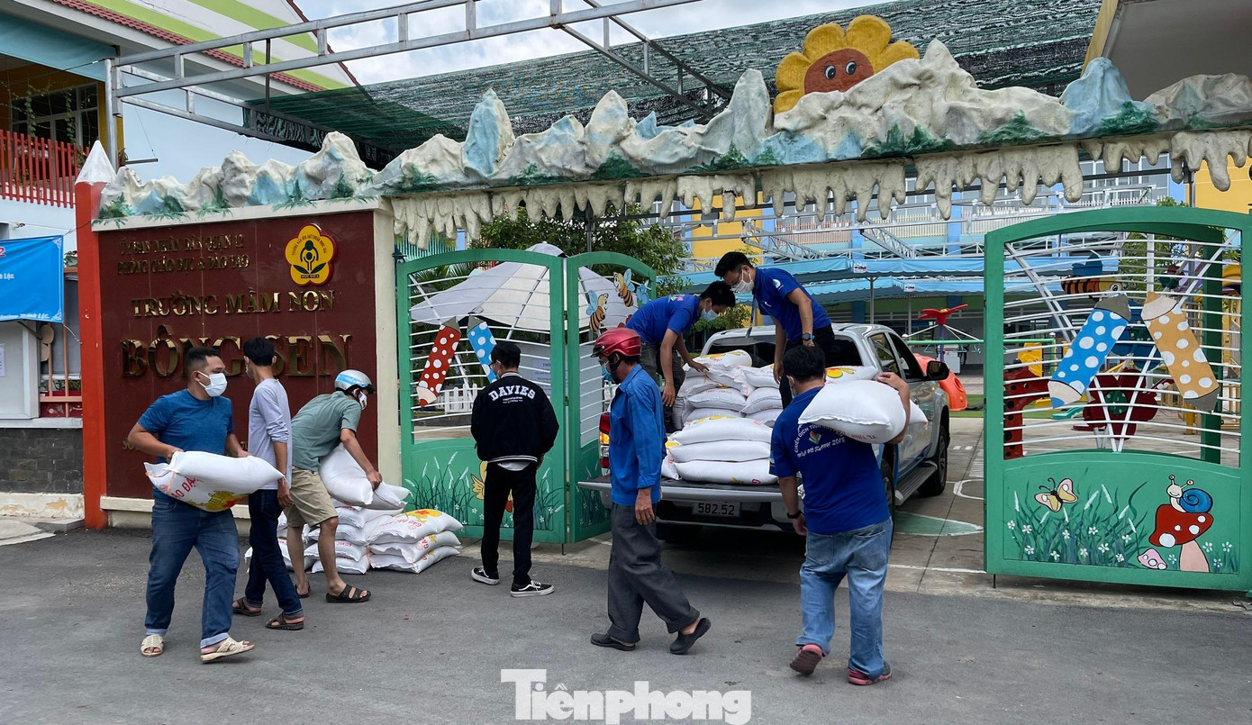 ATM Gạo lần này do TƯ Hội Doanh nhân trẻ Việt Nam đứng ra tiếp nhận và kêu gọi ủng hộ gạo phục vụ người dân ATM Gạo lần này do TƯ Hội Doanh nhân trẻ Việt Nam đứng ra tiếp nhận và kêu gọi ủng hộ gạo phục vụ người dân