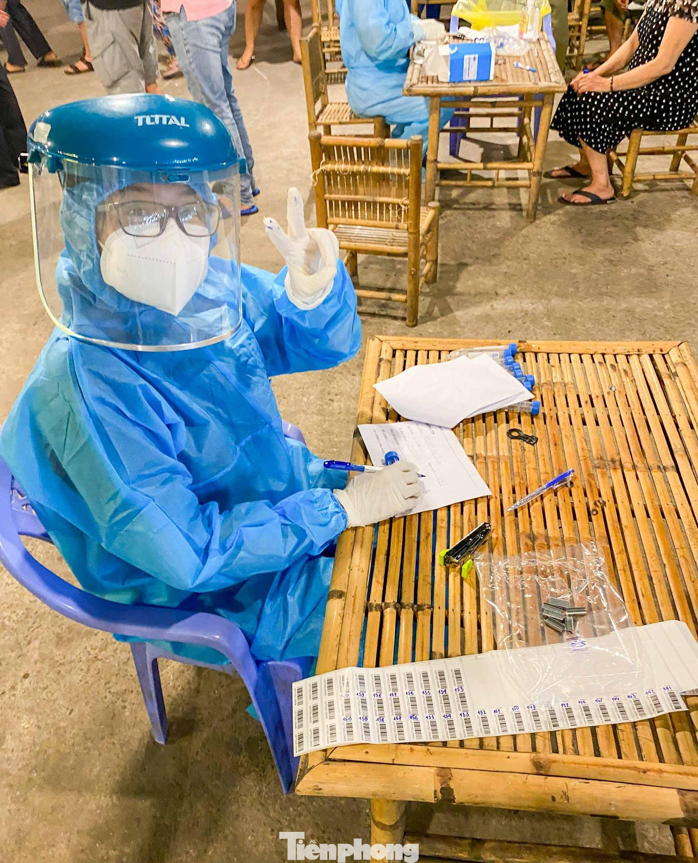 Sinh viên trong trang phục bảo hộ kín mít hỗ trợ HCDC truy vết Sinh viên trong trang phục bảo hộ kín mít hỗ trợ HCDC truy vết