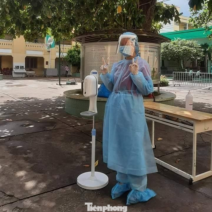 Nữ sinh 17 tuổi Bạch Thị Trúc trong bộ đồ bảo hộ tham gia lấy mẫu xét nghiệm