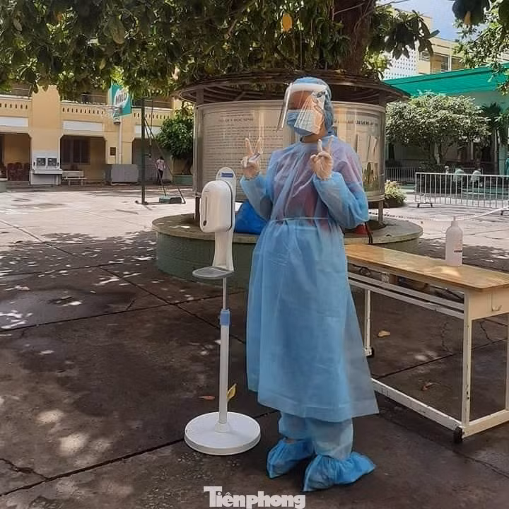 Nữ sinh 17 tuổi Bạch Thị Trúc trong bộ đồ bảo hộ tham gia lấy mẫu xét nghiệm Nữ sinh 17 tuổi Bạch Thị Trúc trong bộ đồ bảo hộ tham gia lấy mẫu xét nghiệm