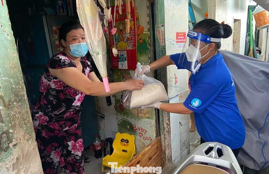 Trúc trong lần đi tặng nhu yếu phẩm cho người dân bị cách ly, phong tỏa