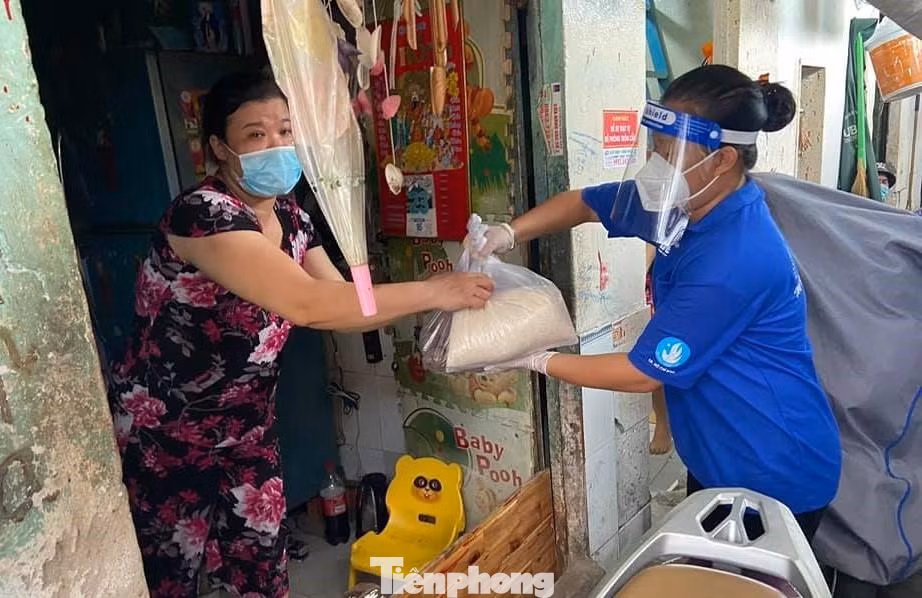 Trúc trong lần đi tặng nhu yếu phẩm cho người dân bị cách ly, phong tỏa Trúc trong lần đi tặng nhu yếu phẩm cho người dân bị cách ly, phong tỏa