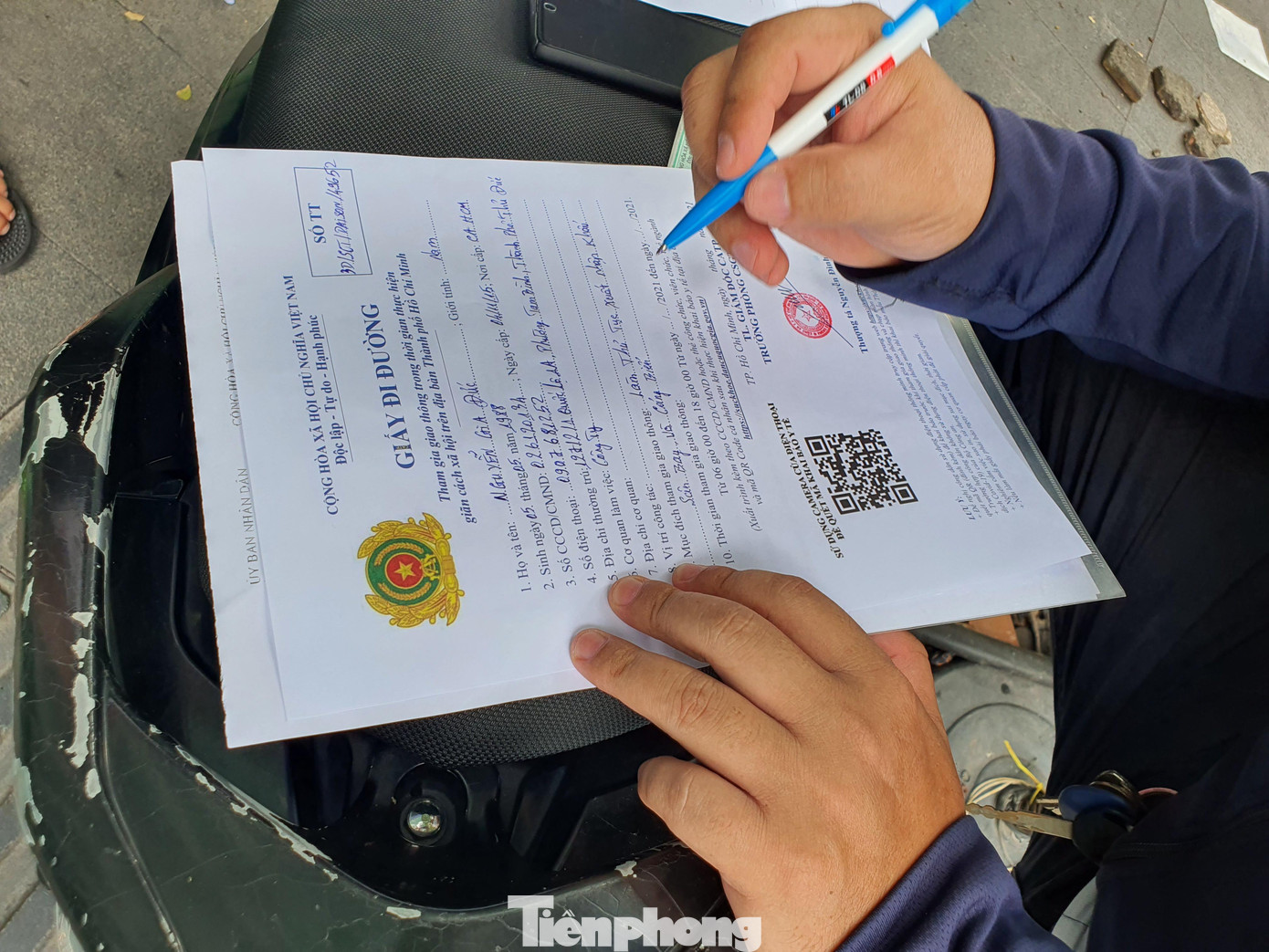 Họ viết giấy đi đường ngay tải chỗ để được lưu thông