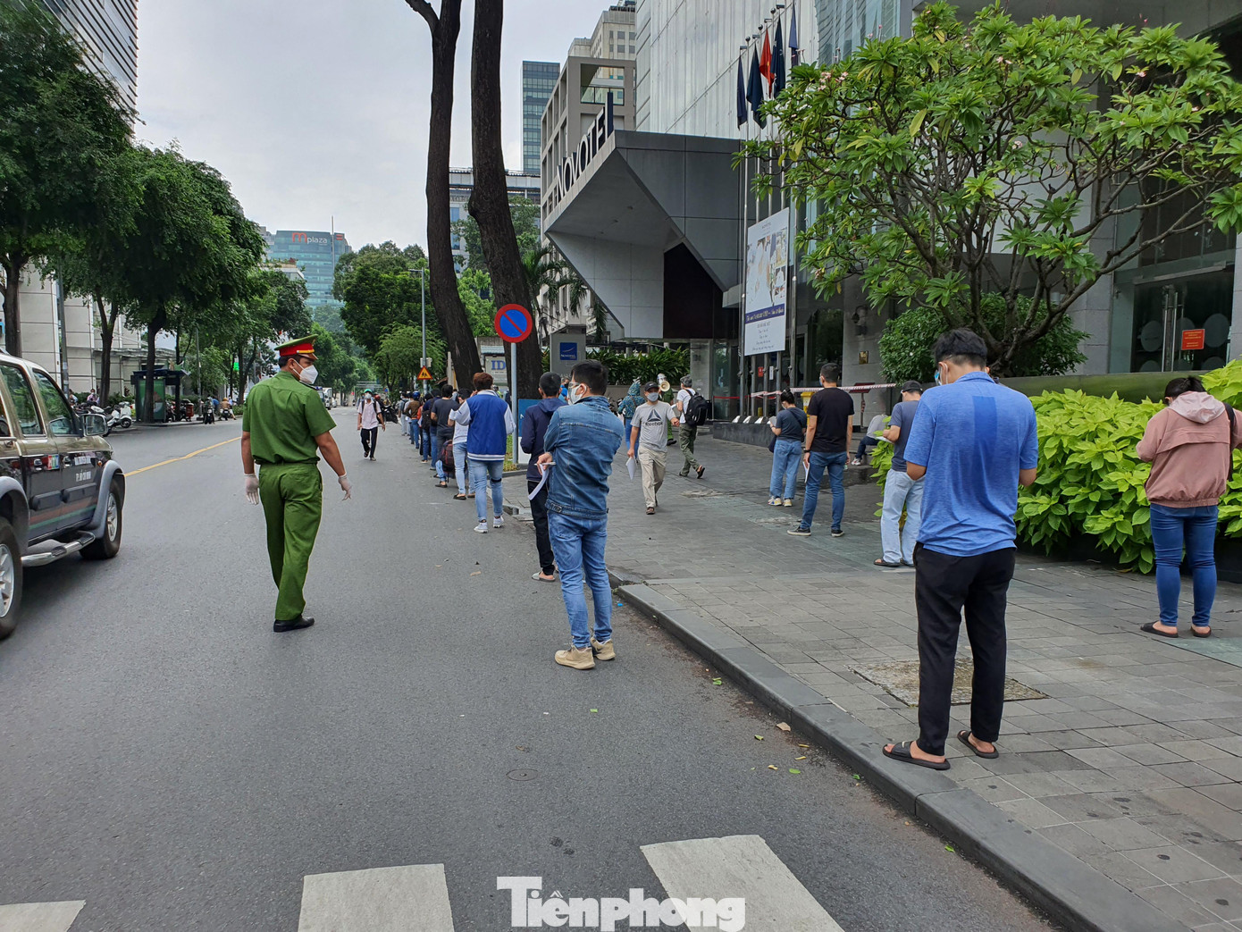 Lực lượng công an, cảnh sát giao thông phải có mặt để hỗ trợ người dân xếp hàng, đứng giãn cách... để phòng dịch