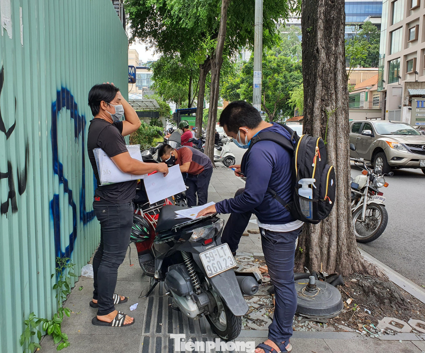 Hai nhân viên của một công ty vận tải xin được giấy đi đường sau khoảng 40 phút xếp hàng