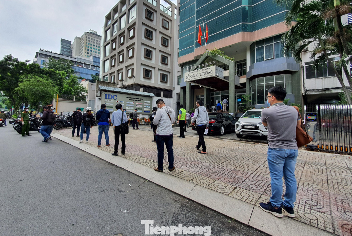 Đa số những người này làm việc ở các công ty thực phẩm, công ty vận tải, xuất nhập khẩu...