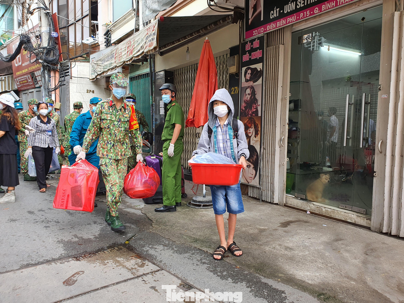 "Quận Bình Thạnh xác định đây là những khu vực có khả năng lây nhiễm cao nên tạo cho người dân đến nơi có điều kiện hơn để người dân được yên tâm, không phải lo âu; giúp cho địa phương tránh được nguy cơ lây nhiễm dịch bệnh", ông Cảnh nói. "Quận Bình Thạnh xác định đây là những khu vực có khả năng lây nhiễm cao nên tạo cho người dân đến nơi có điều kiện hơn để người dân được yên tâm, không phải lo âu; giúp cho địa phương tránh được nguy cơ lây nhiễm dịch bệnh", ông Cảnh nói.