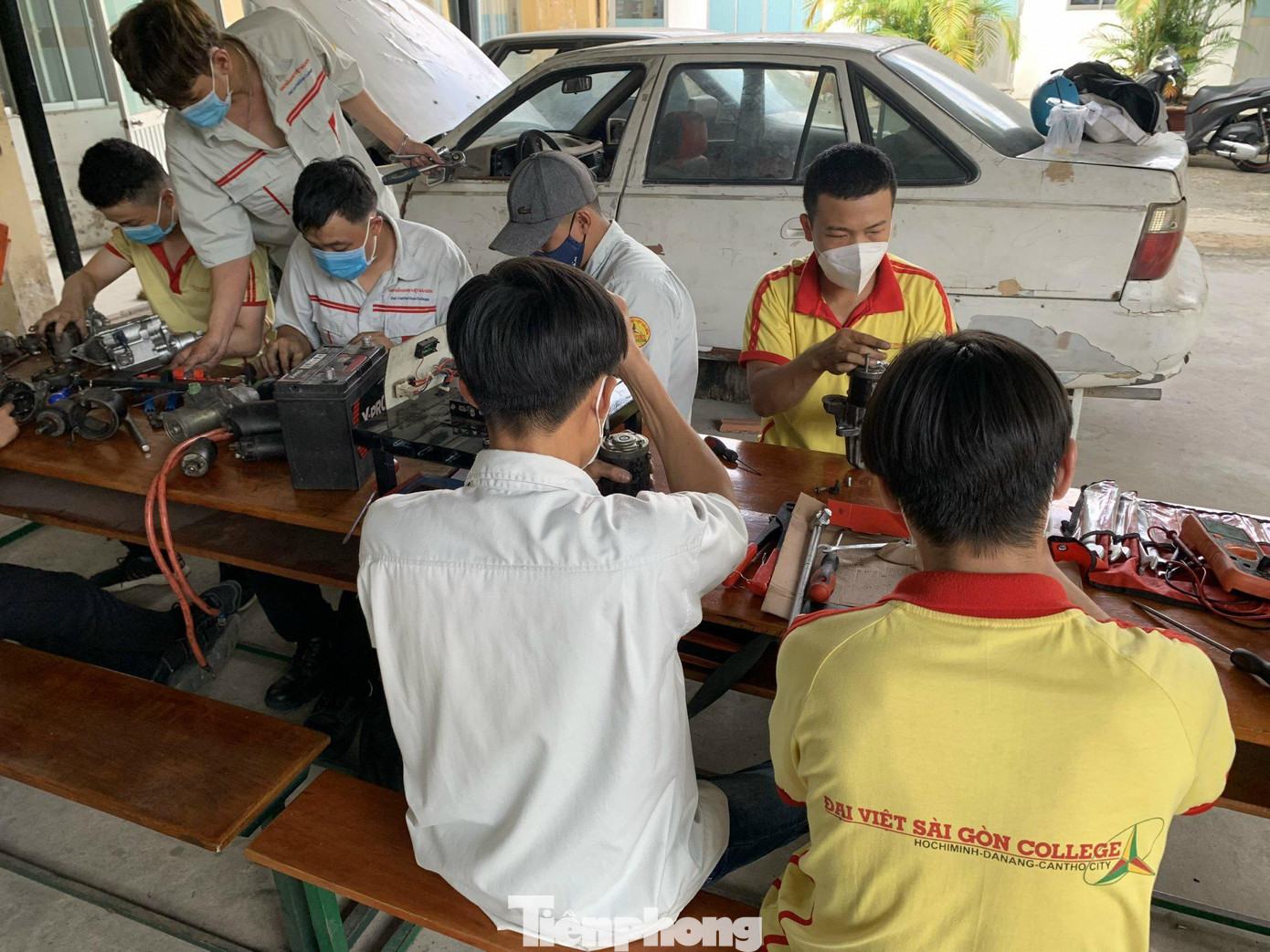 Sinh viên ngành Công nghệ ô tô đang thực hành Sinh viên ngành Công nghệ ô tô đang thực hành