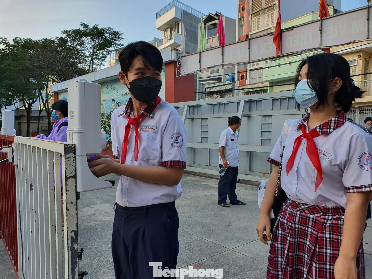 Học sinh TPHCM đến trường học trực tiếp hôm 13/12 Học sinh TPHCM đến trường học trực tiếp hôm 13/12