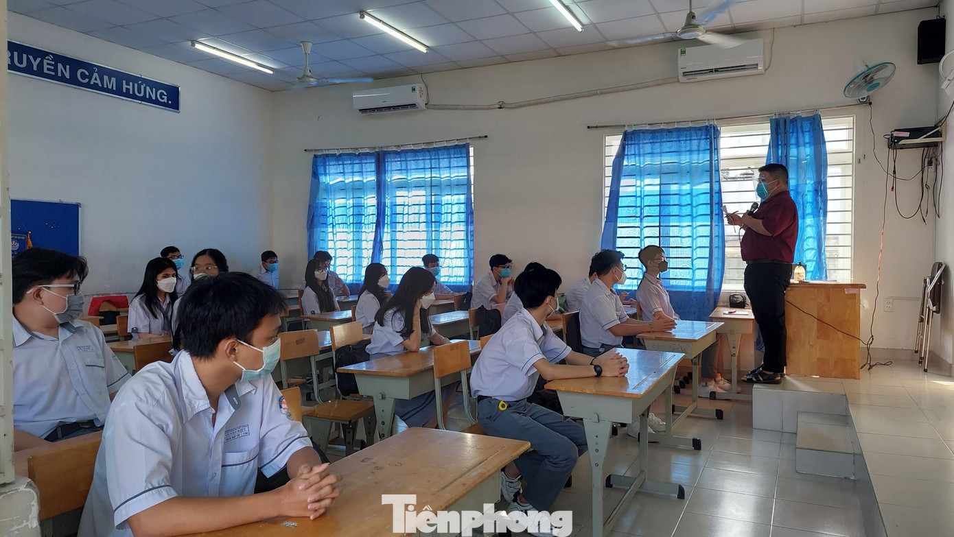 Học sinh TPHCM đi học ngày 13/12 Học sinh TPHCM đi học ngày 13/12