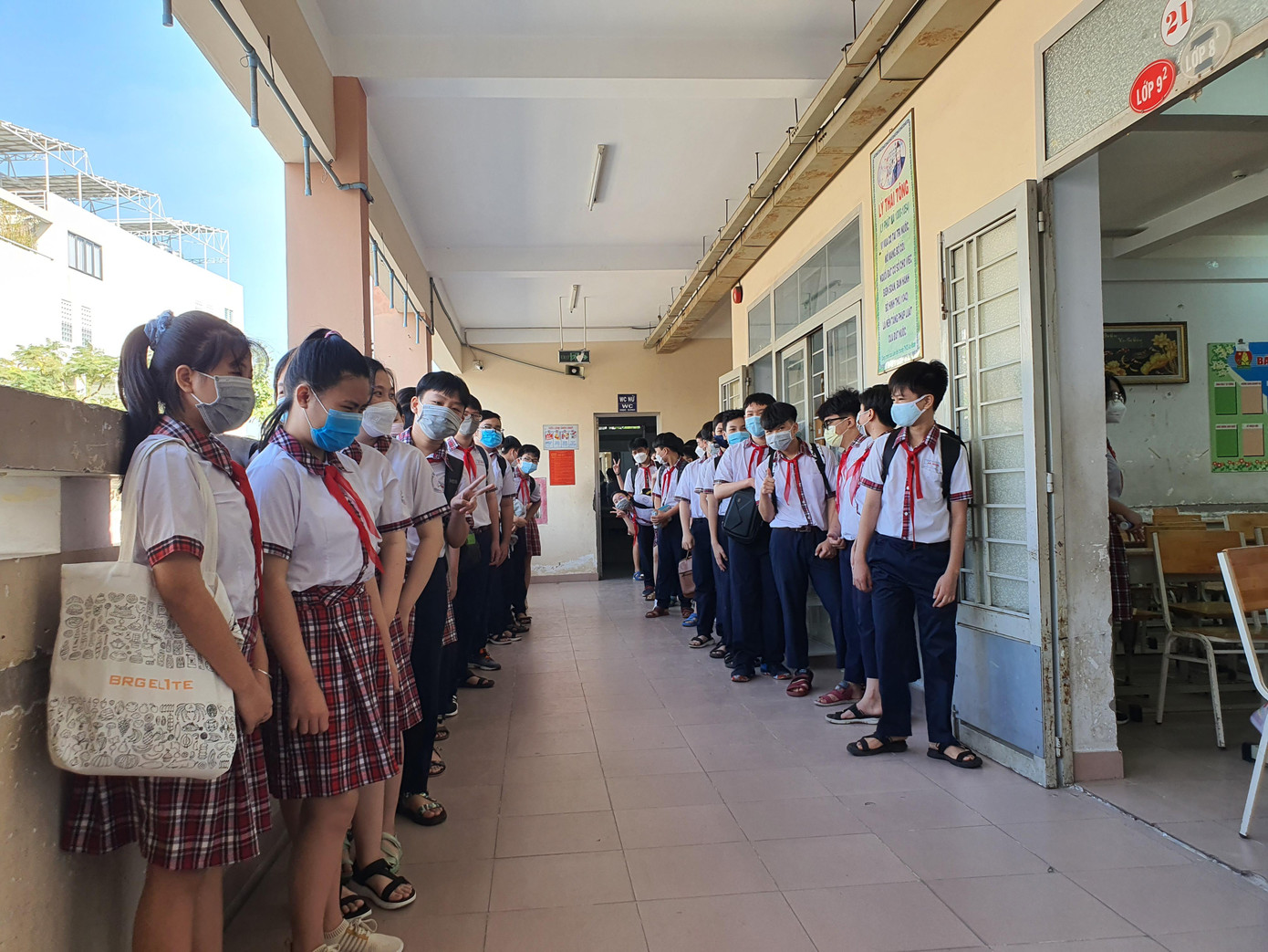 Học sinh xếp hàng chờ hướng dẫn vào lớp...