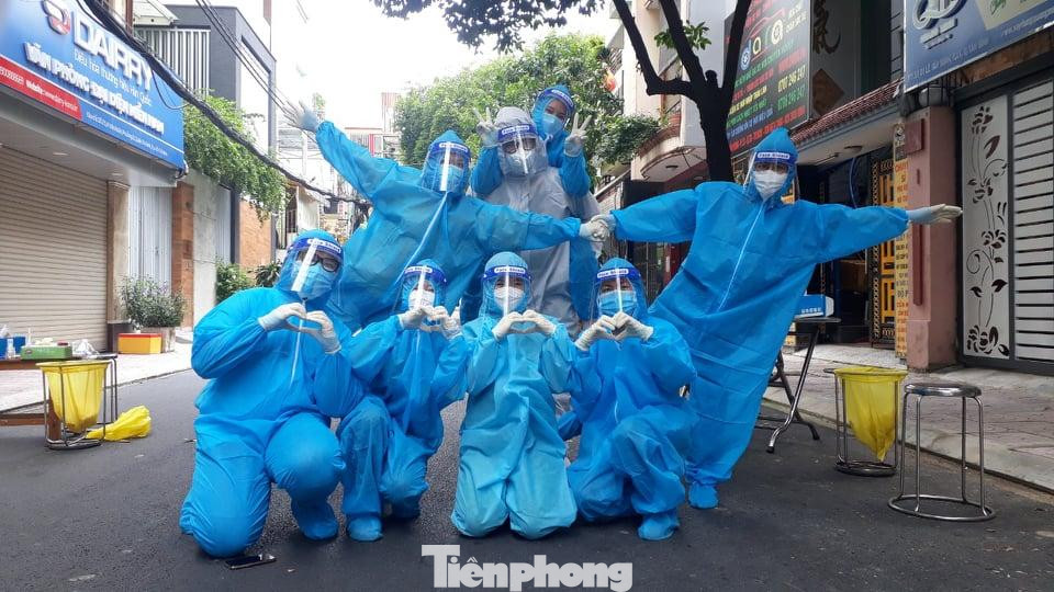 Đội tình nguyện của Trân Trân- Công Anh lưu giữ những tấm hình đẹp bên nhau