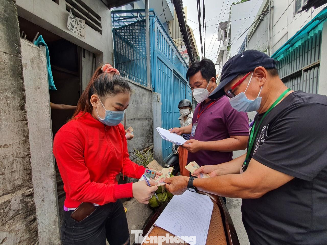 Người lao động được chính quyền phát tiền hỗ trợ thời điểm đợt dịch thứ tư bùng phát Người lao động được chính quyền phát tiền hỗ trợ thời điểm đợt dịch thứ tư bùng phát