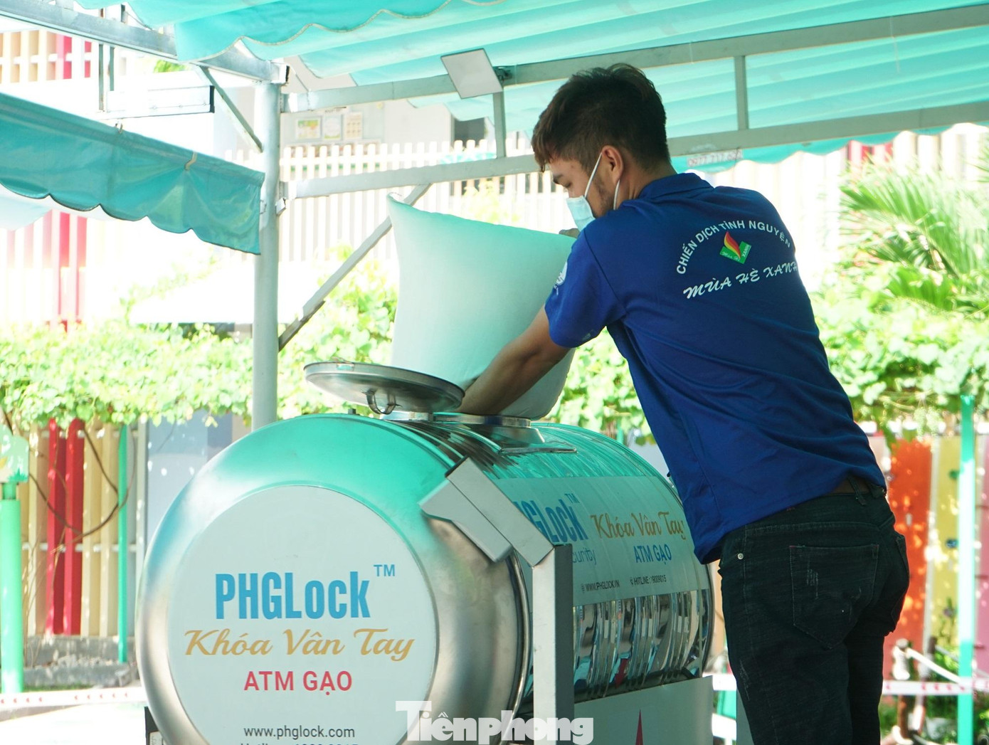 Một đoàn viên, thanh niên tiếp tế gạo vào máy để phục vụ người dân Một đoàn viên, thanh niên tiếp tế gạo vào máy để phục vụ người dân