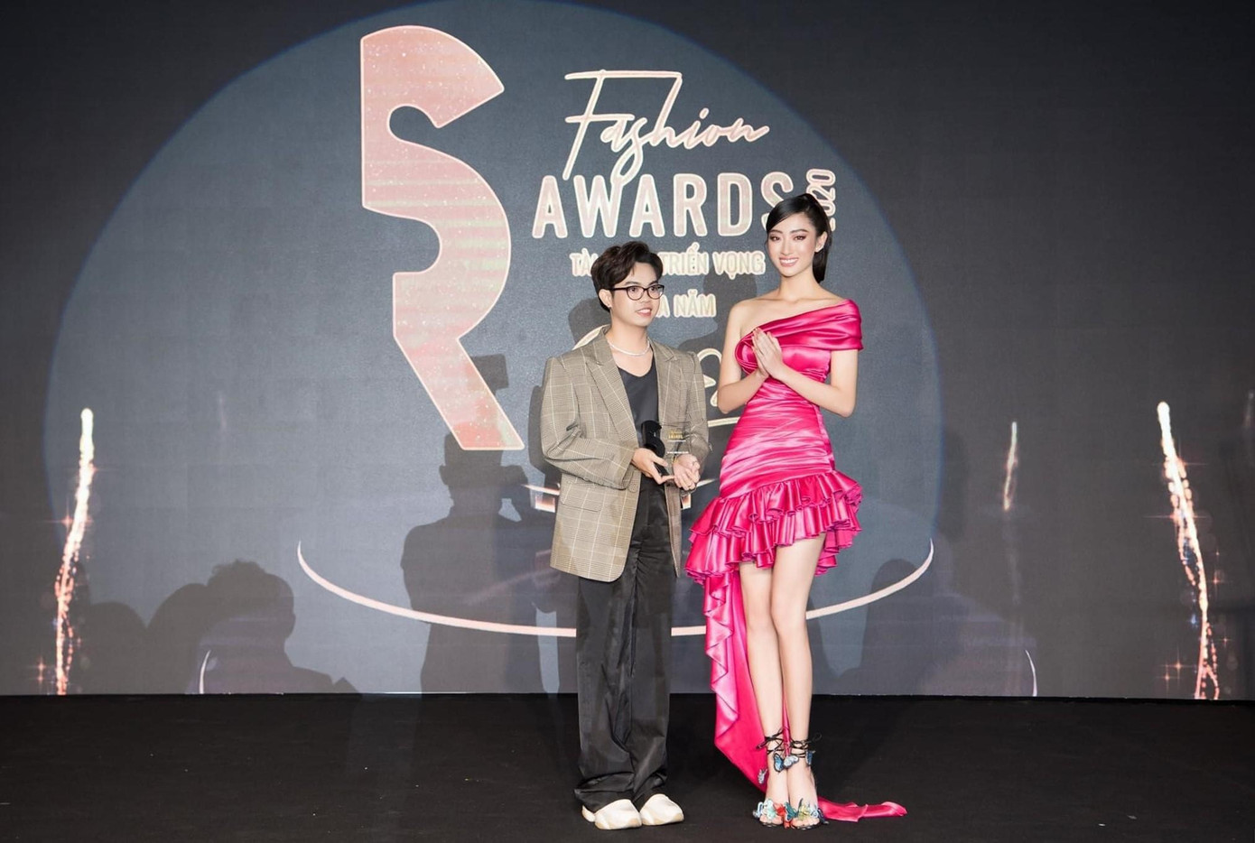 Qúi Trần trong lễ vinh danh Gương mặt Tài năng triển vọng năm 2020 do SR Fashion Awards bình chọn Qúi Trần trong lễ vinh danh Gương mặt Tài năng triển vọng năm 2020 do SR Fashion Awards bình chọn