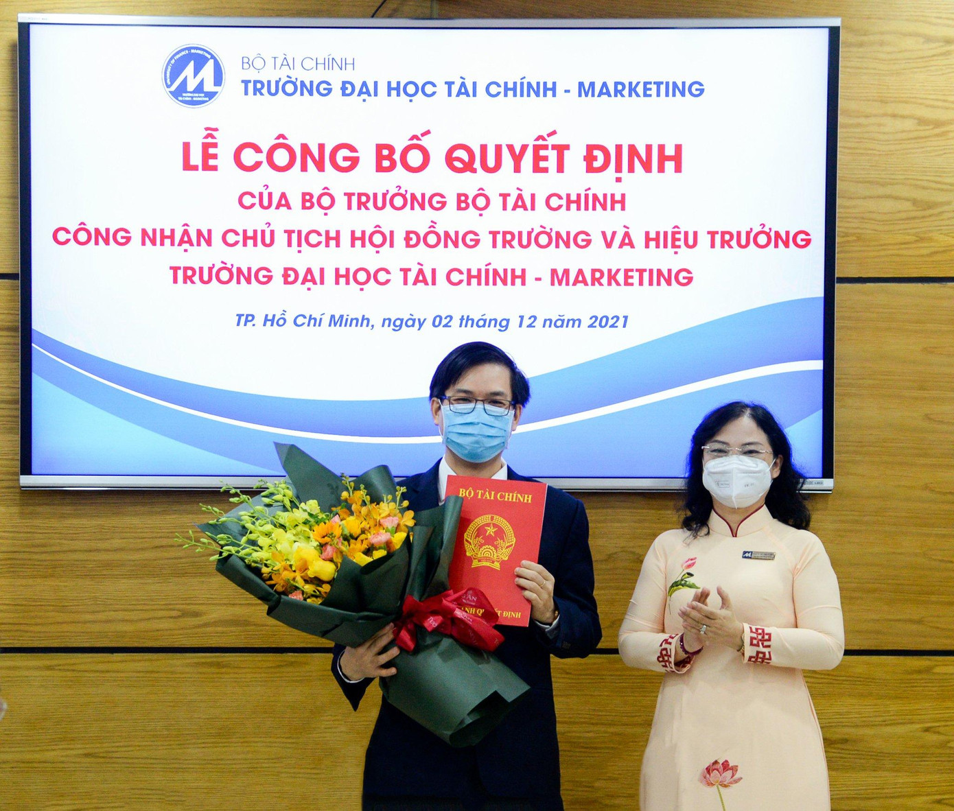 PGS.TS Hồ Thủy Tiên, Chủ tịch Hội trường, trao Quyết định của Bộ trưởng Bộ Tài chính công nhận PGS.TS Phạm Tiến Đạt làm Hiệu trưởng trường Đại học Tài chính – Marketing TPHCM