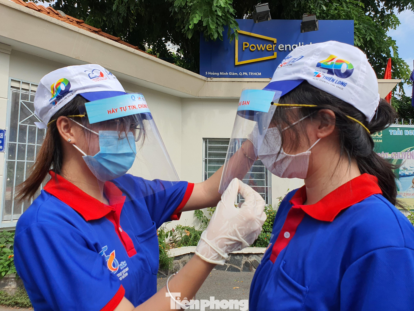 Găng tay và kính chống giọt bắn được trang bị cho các tình nguyện viên trong tình hình dịch phức tạp Găng tay và kính chống giọt bắn được trang bị cho các tình nguyện viên trong tình hình dịch phức tạp