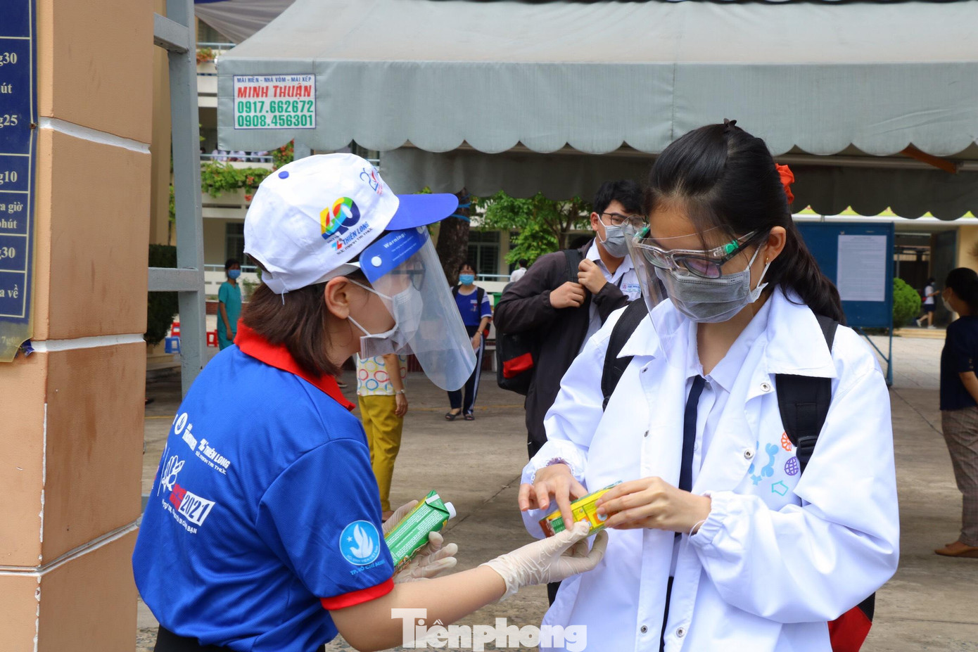 Các tình nguyện viên tặng bánh ngũ cốc, bánh kẹo cho thí sinh sau khi kết thúc buổi thi Các tình nguyện viên tặng bánh ngũ cốc, bánh kẹo cho thí sinh sau khi kết thúc buổi thi